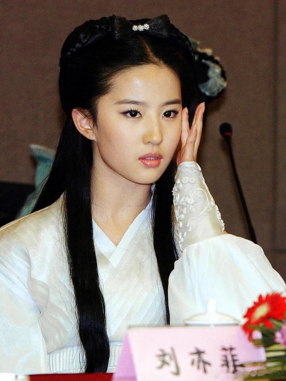 2005年，《神雕侠侣》宁波记者探班会，18岁的小龙女刘亦菲 