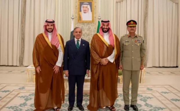 巴基斯坦跟沙特签了共同防御条约，承诺"谁打沙特就是打巴基斯坦"，结果伊朗真把沙特