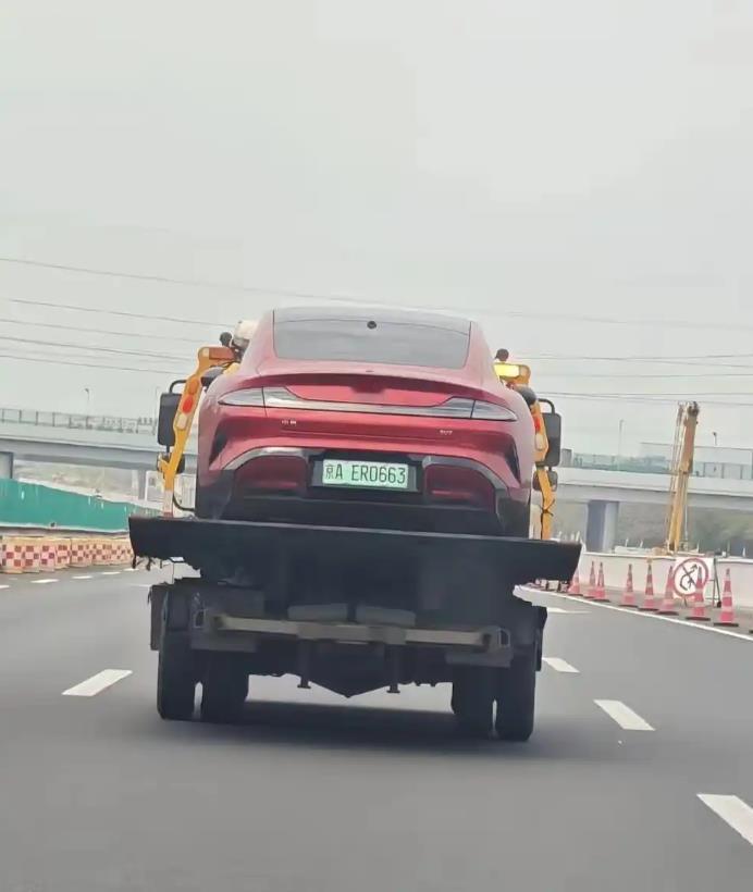 从北京到上海，一路直播，春风得意，1300公里中间只充一次电。
从上海到北京，坐