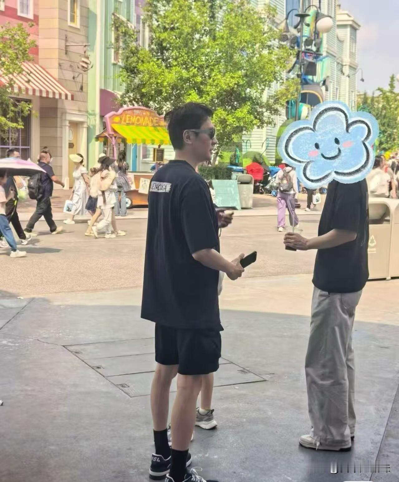 7月带儿子去成都看变脸[赞]
8月带儿子环球游玩[爱慕][爱慕]
冯叔一到暑假就