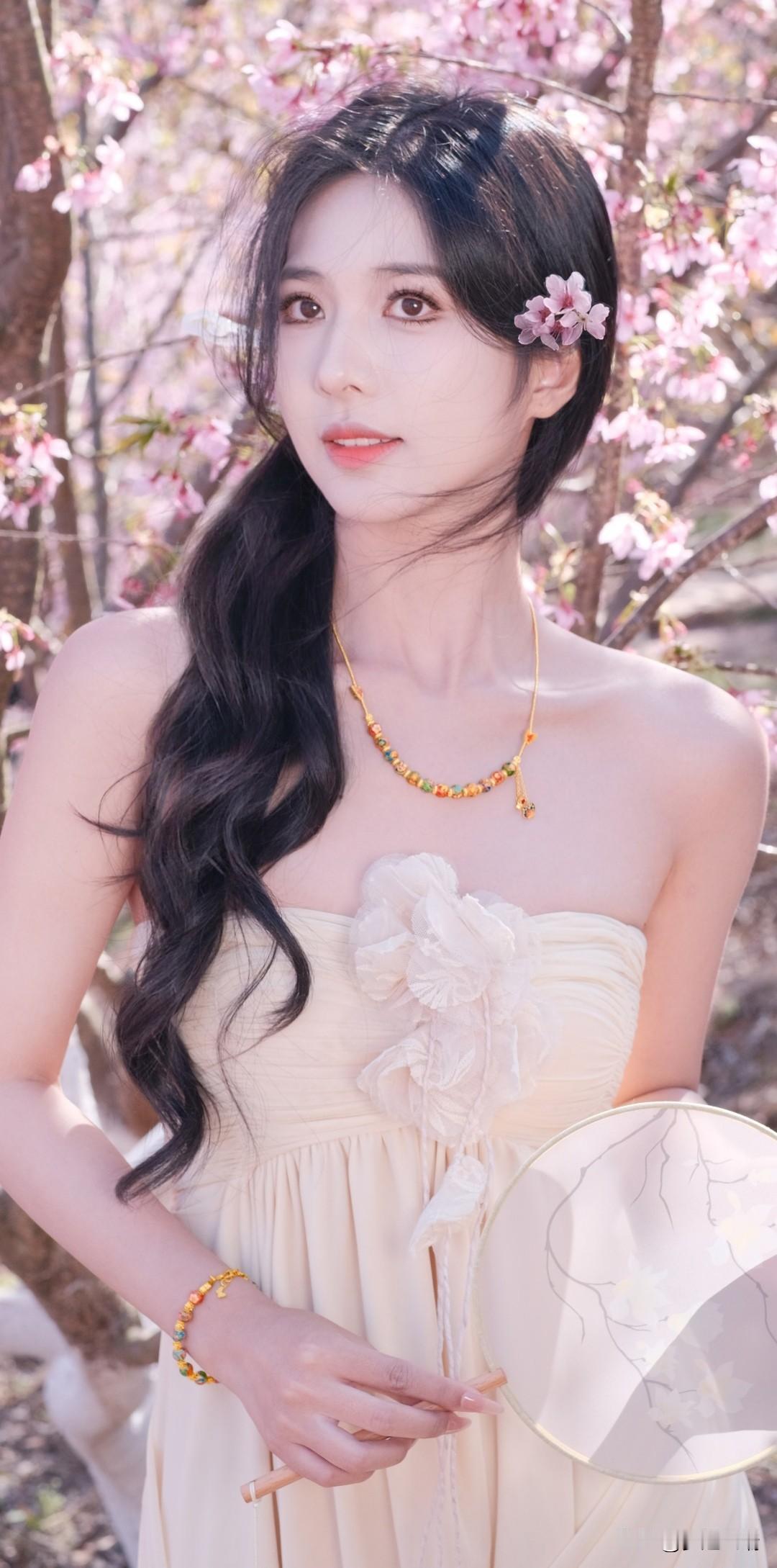 樱花树下，温柔少女，花环点缀，春意盎然。