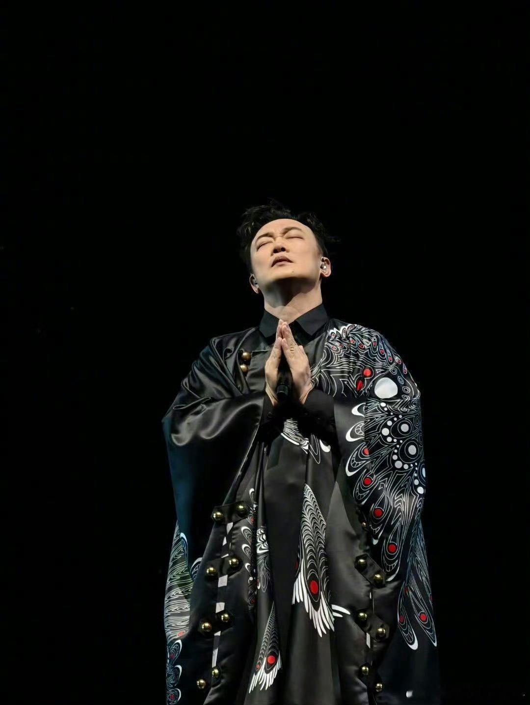 陈奕迅世界巡演182场收官巡演落幕不舍满溢！182场演出记录着陈奕迅与歌迷的双向