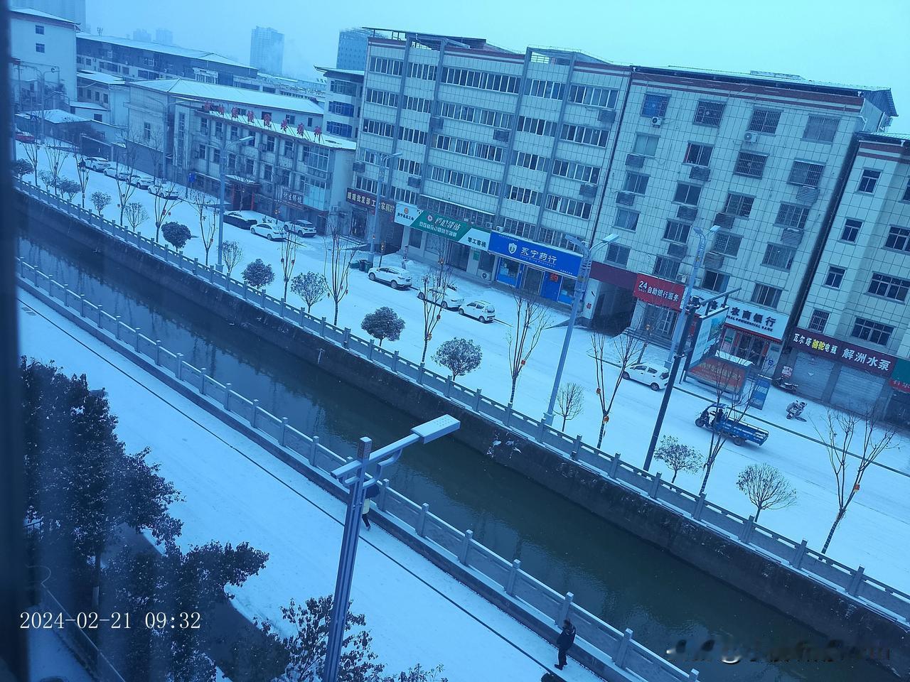 最近的一场雨雪，怎么感觉和天气预报对不上号？
      说好的大雪、暴雪无影无