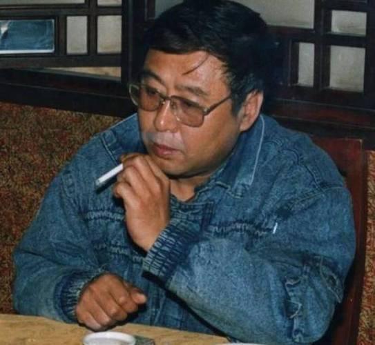 路遥去世后留下了数千元的欠条，他明明不富裕，生前却喜欢高消费，以至于妻离子散。很