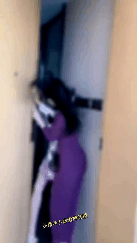 你们敢信吗？
就一阵妖风，能把一个100斤的漂亮妹子直接吹成“行走的蒲公英”，连