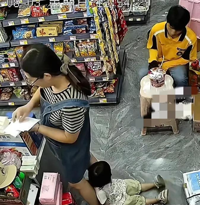 近日重庆，一位店主正在店里舒服地吹空调，进来一位外卖员，汗水浸透了工作服，他右手