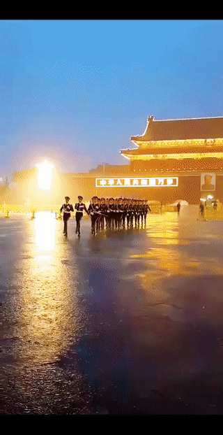 国旗护卫队的战士们，无论严寒酷暑，还是狂风暴雨，他们每天都会准时在北京天安门广场