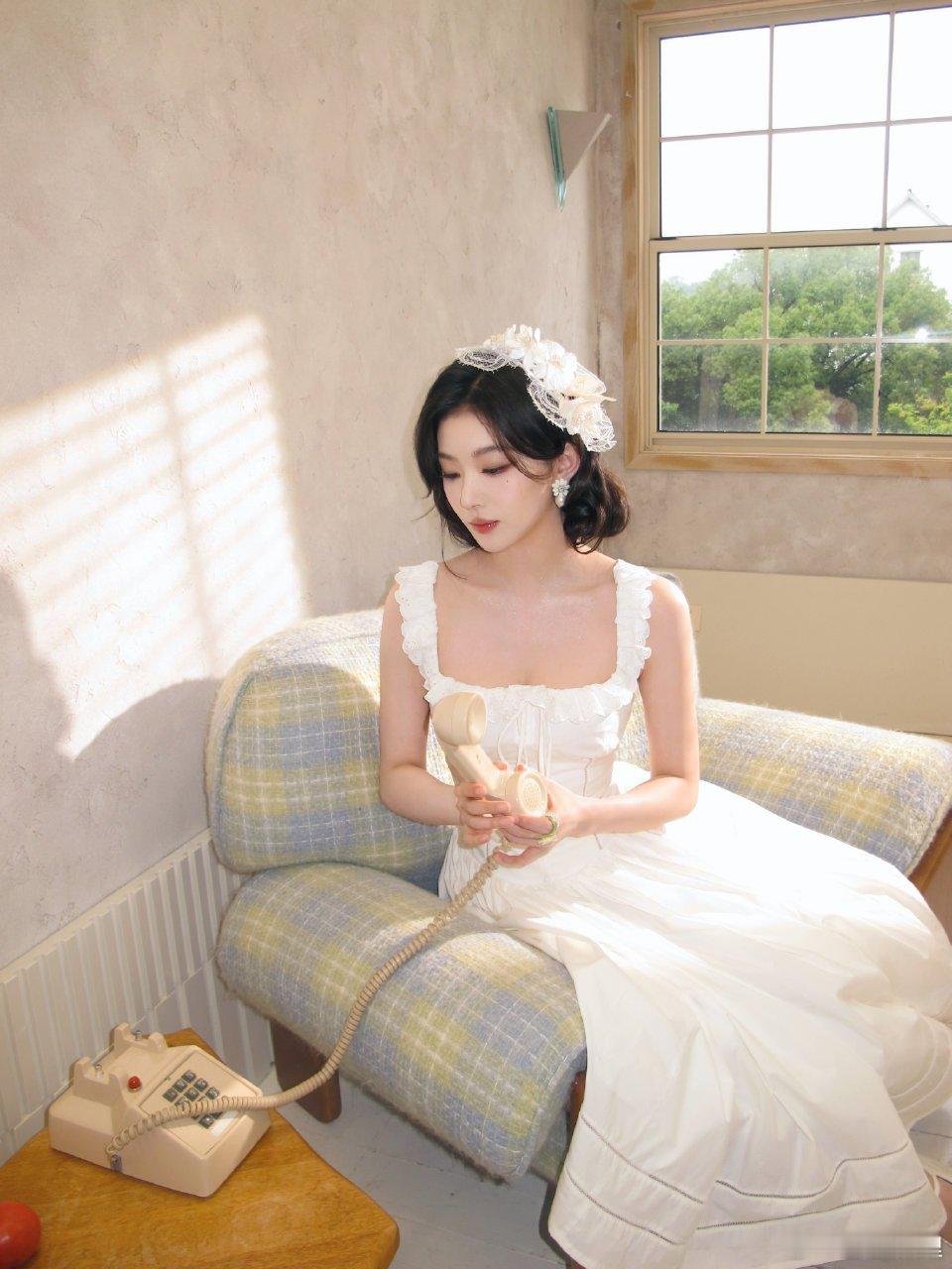 孔雪儿 纯白茉莉花孔雪儿南法田园少女风落日余晖洒落裙摆，淡妆温婉雅致，雪儿完美诠