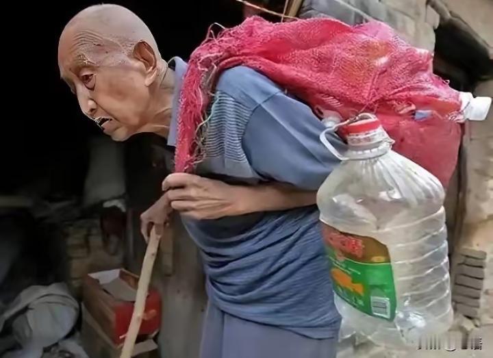 “当年抱着炸药包扑向鬼子坦克时，他连眼睛都不眨一下，如今却在派出所里抖着枯瘦的双