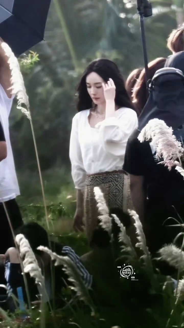 杨幂这是在拍电视剧？怎么感觉好久没见窝幂这么美的时候了 