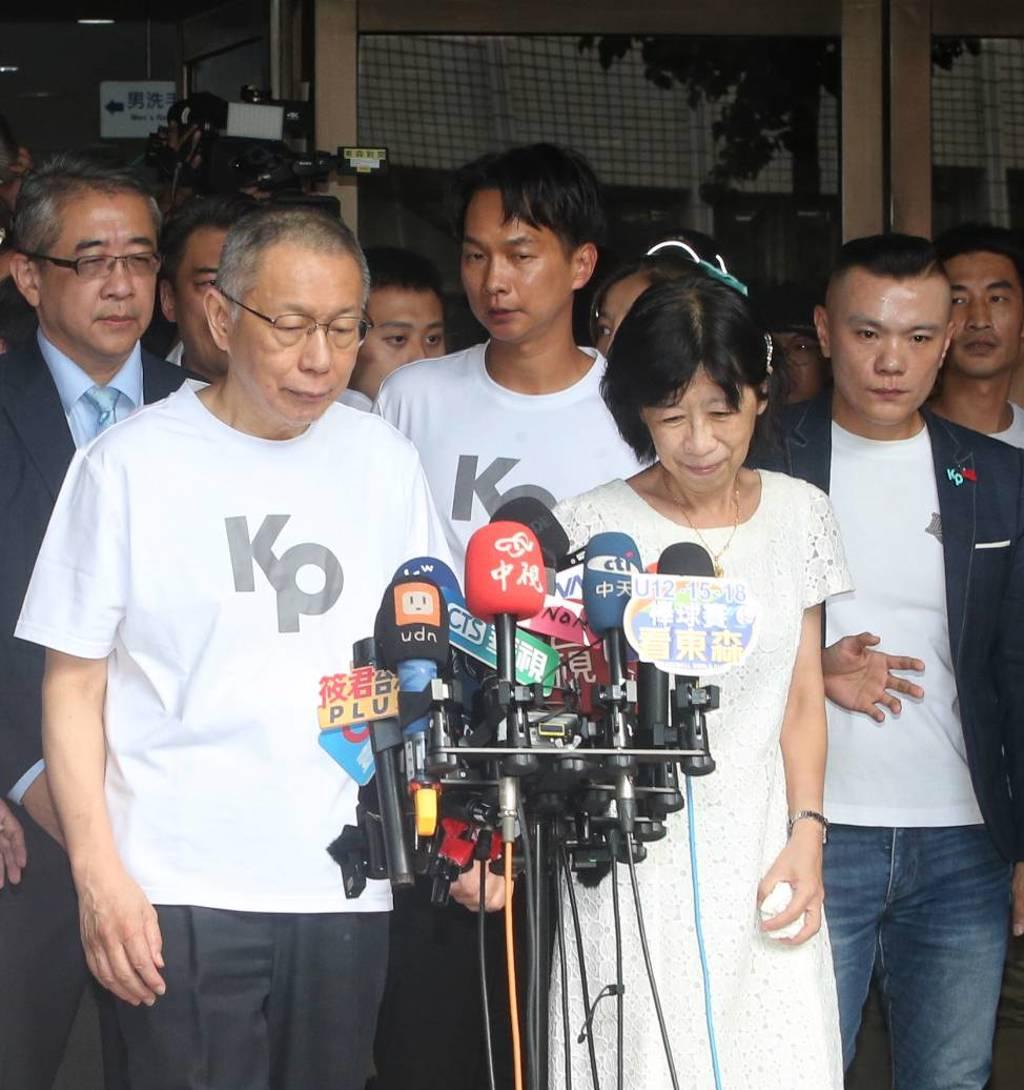 民众党前主席柯文哲因涉京华城案被羁押一年，台北地方法院裁定7000万元交保。柯妻