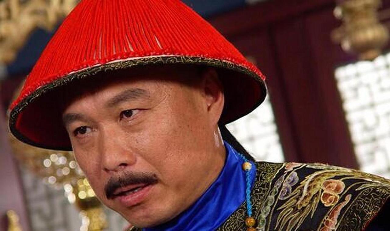 在清朝的官员体系中，下面哪个是清朝的文官？

1、九门提督

2、领侍卫大臣
