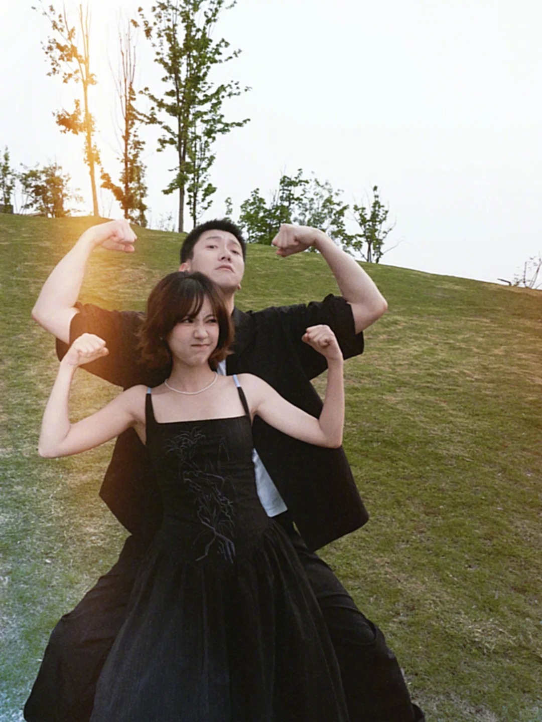 魏笑结婚 哇塞原来露思昨天是去陪魏笑领证了！新婚快乐啊！ 