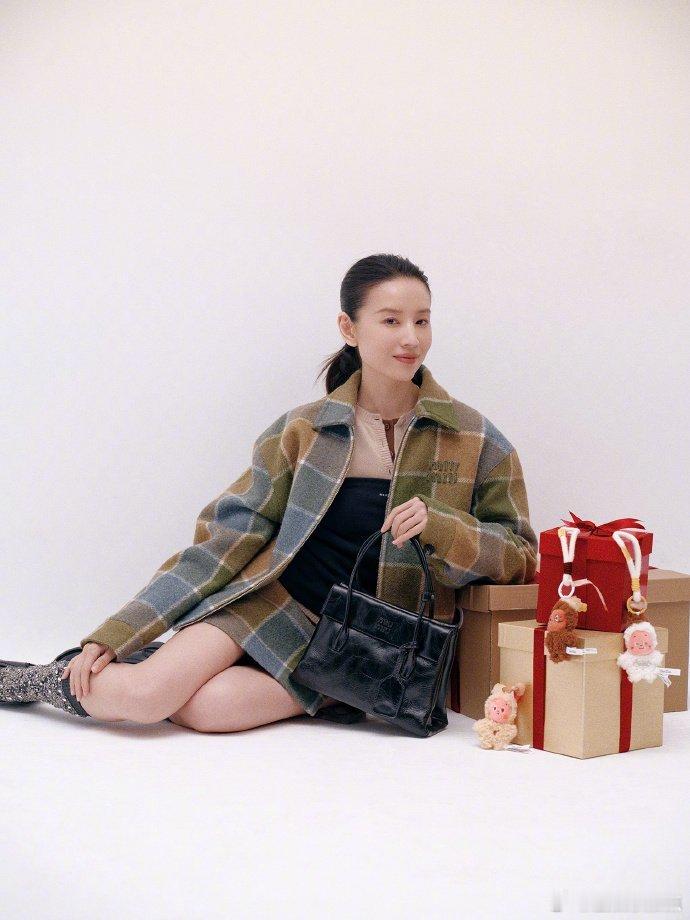 年轻时候的董洁 这颜值真的好绝，像布偶猫一样软萌又精致，清冷中带着温柔，一颦一笑