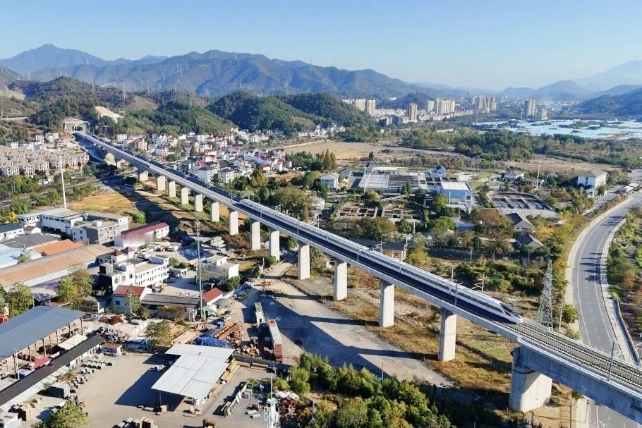 11月20日8时，G55611次动车组从建德站缓缓驶出，向着江山站方向疾驰而去，