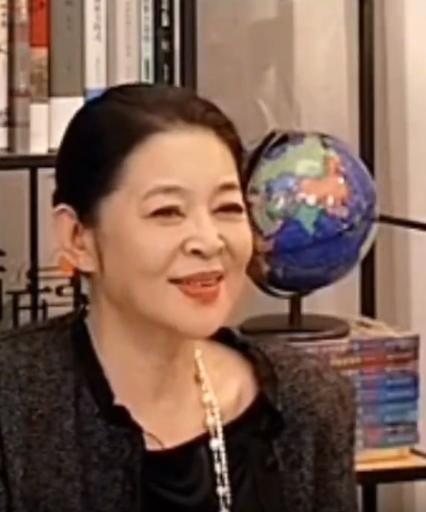 一天，记者问倪萍是不是整容了，现在的脸怪怪的。倪萍叹了一口气说“你们这说得太直白