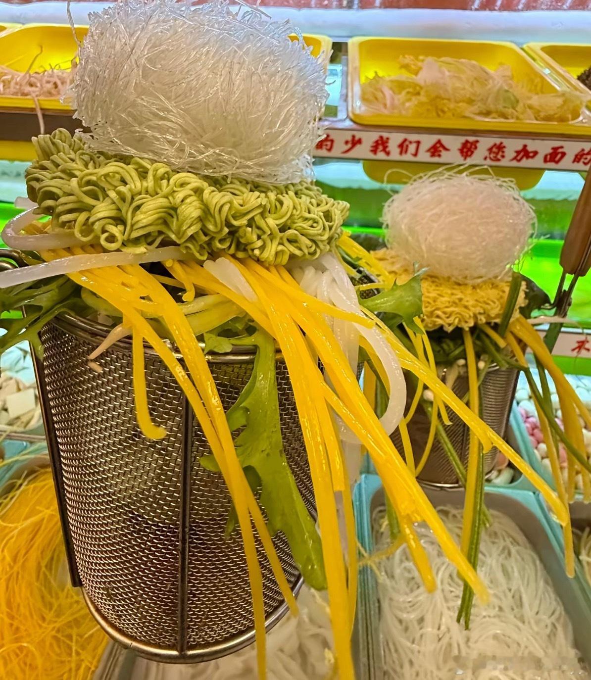 14元麻辣烫自助男子夹出半人高菜球自助麻辣烫想吃得划算管饱，选菜顺序很关键。优先
