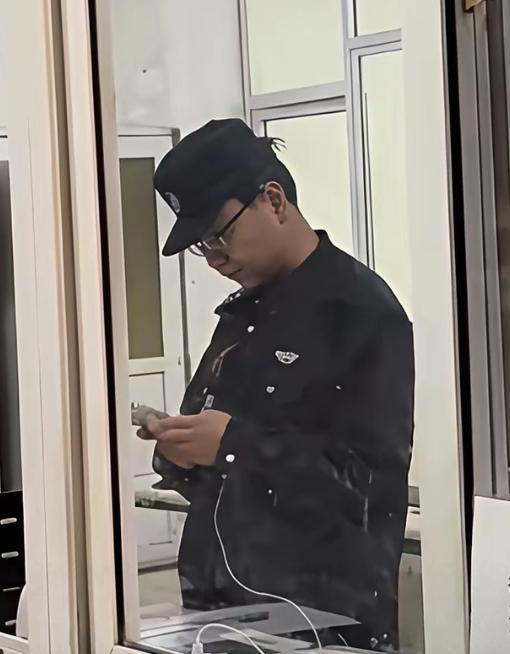 当保安一定要管住嘴少说话，保证你不会吃亏。上班多给自己留几个心眼。不论在任何领域