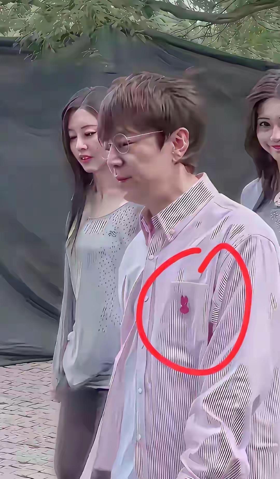 当我看到何炅老师这张照片的时候还是楞了一下神，比以前胖了很多，脸上也浮肿了，这就