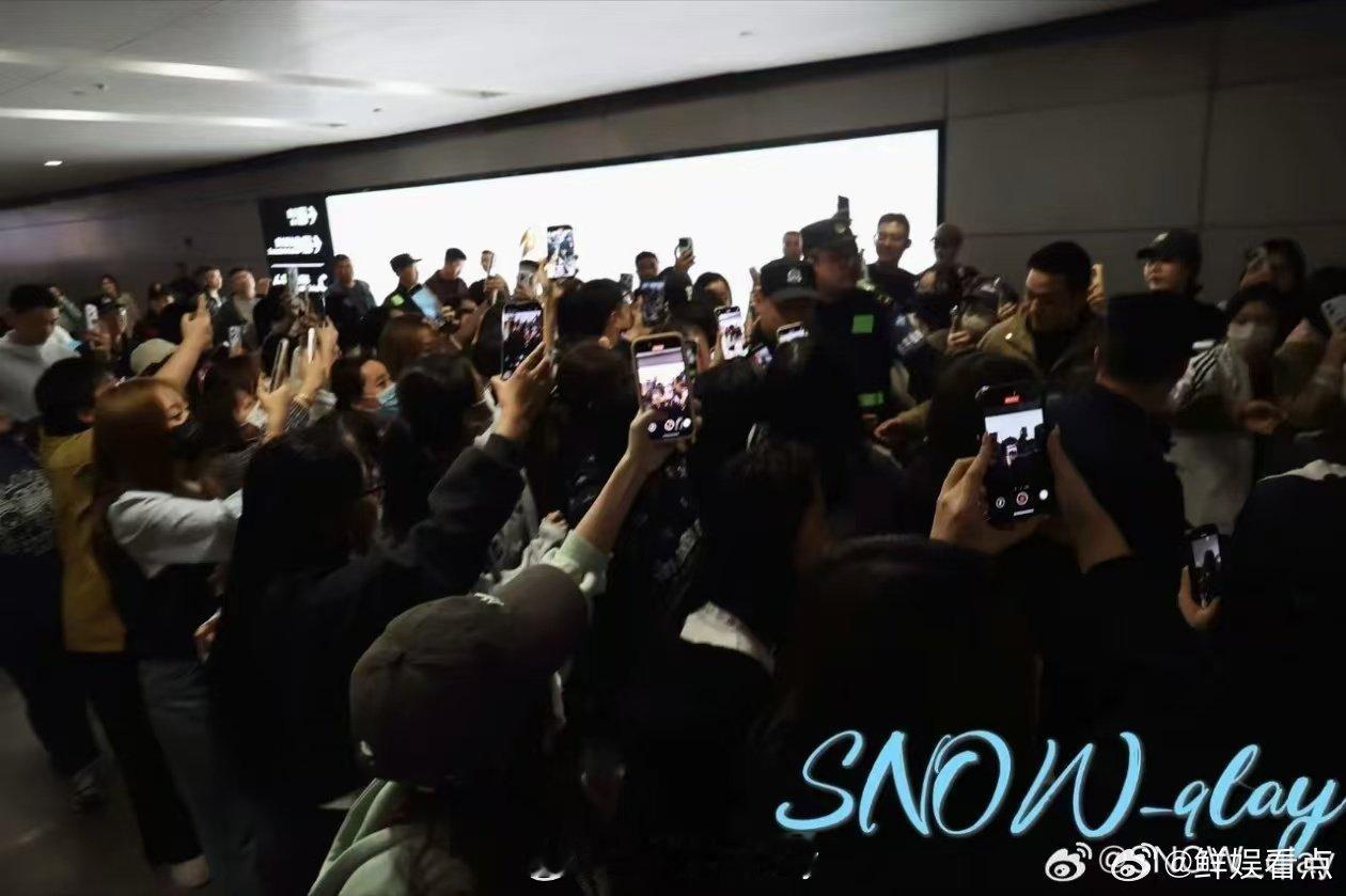 谁给孔雪儿同事挤飞了孔雪儿同事挤飞了 现场也太混乱啦，粉丝太热情导致孔雪儿同事被