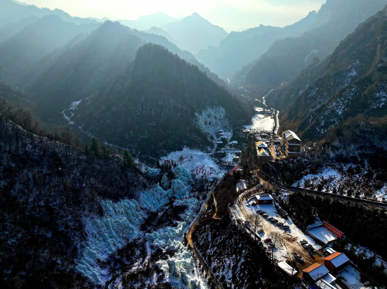 《冰挂玉树间，冬日赏奇观。》
        “光耀峡谷，雪映芳菲。”是渭河东源