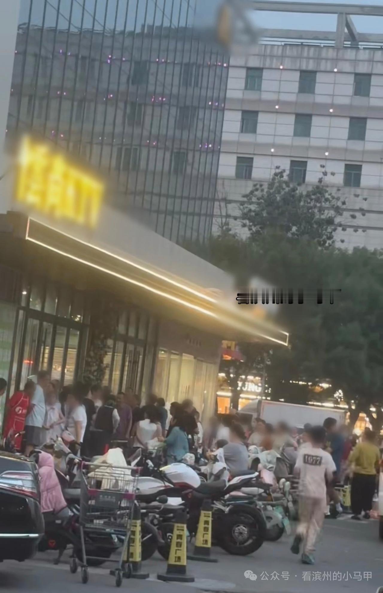 滨州一大型超市暂停营业

7月21日，山东滨州青春广场的幸福楼超市门前出现供货商