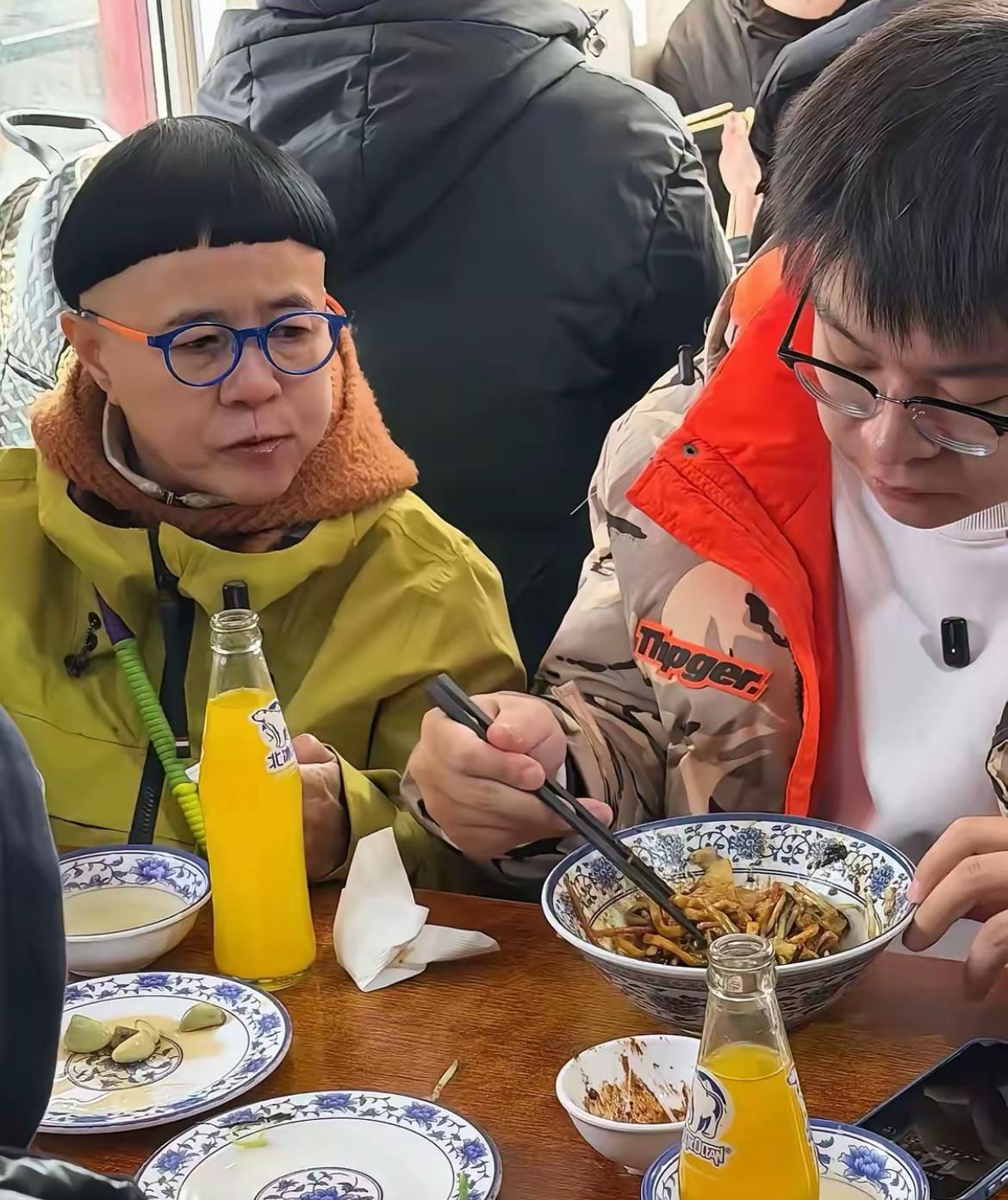 感觉这个发型不太适配他