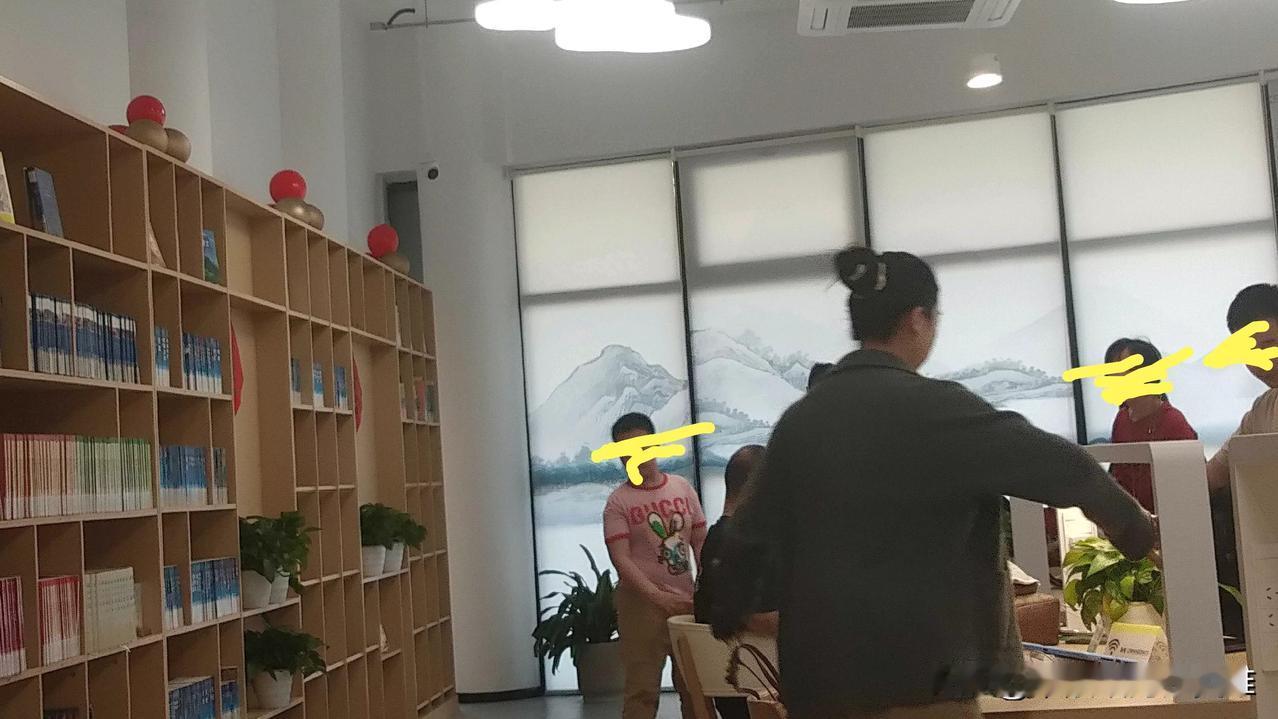 五一假期，我们这里的图书馆一直开着。有免费的纯净水、有充电的各式插头、有充足的桌
