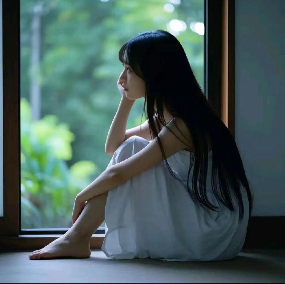 邻家的男孩儿在自家工厂打工，老婆在家相夫教子。

本来是其乐融融，结果有一次在外