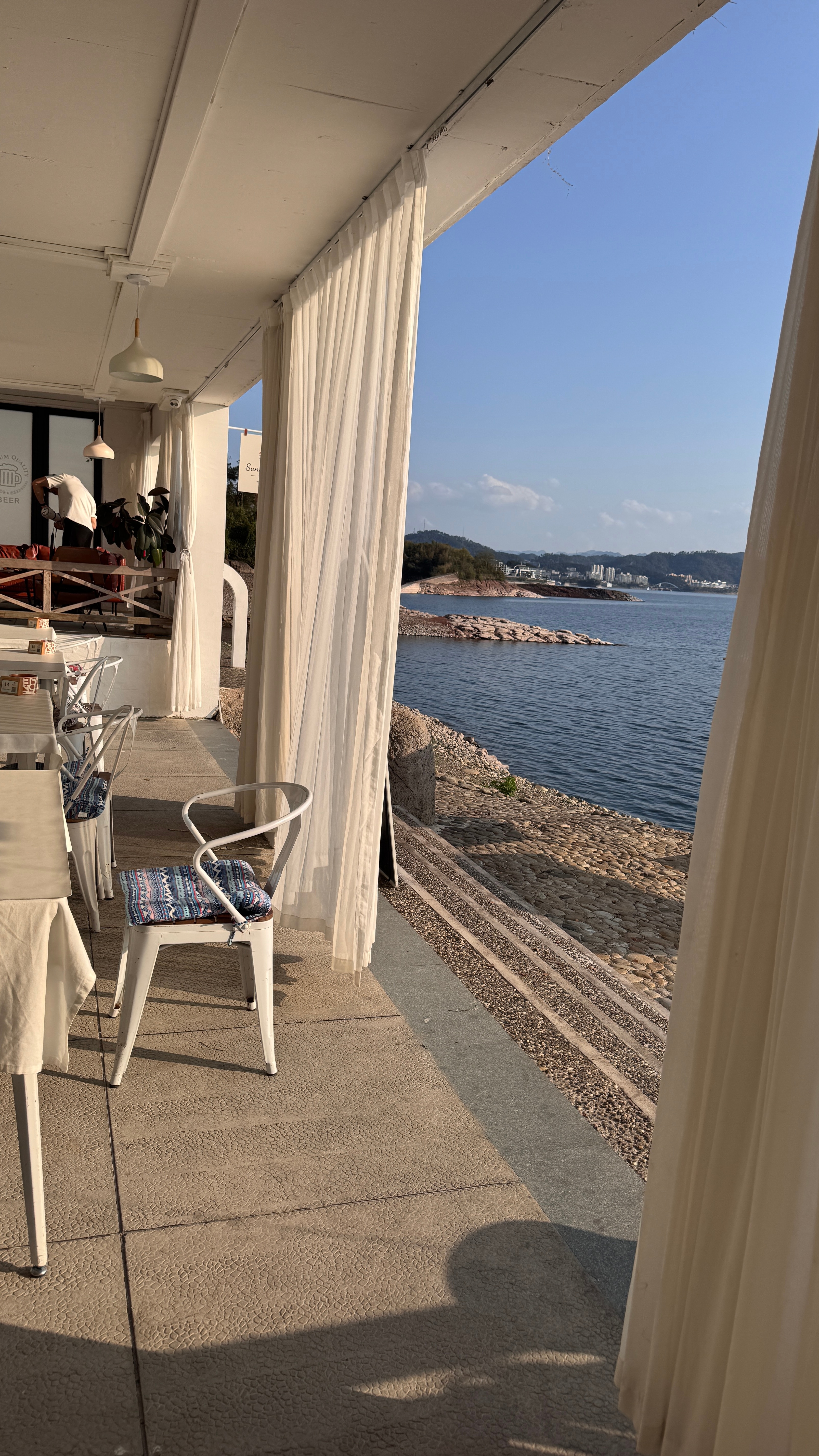 三个人坐着根本不想动