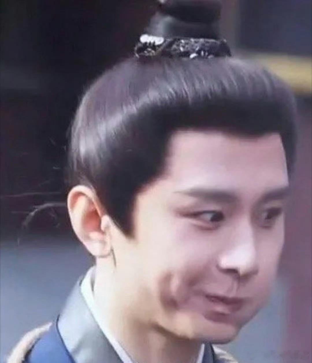 成毅新剧路透，好多小动作，你觉得可爱吗