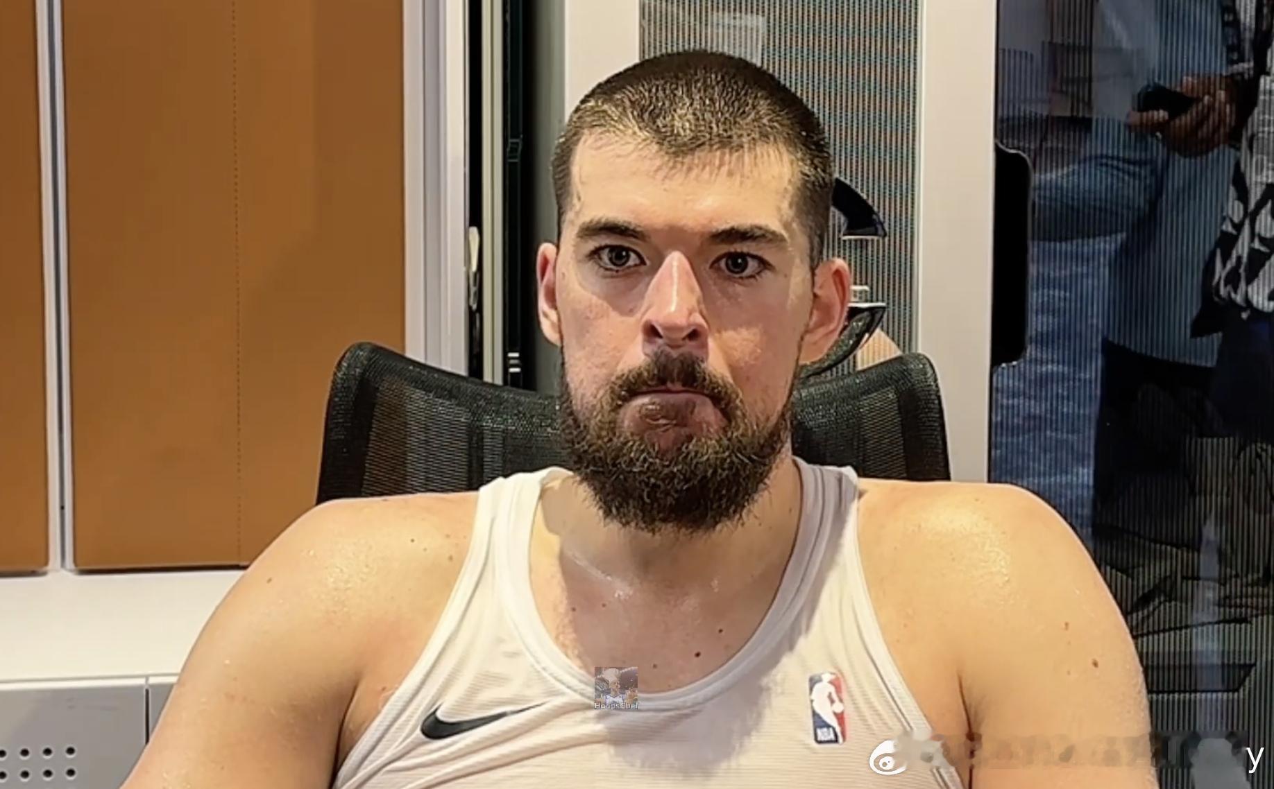 祖巴茨：有一段时间没打了，还在重新找比赛感觉，体能上现在还是会比较容易喘。凯尔特