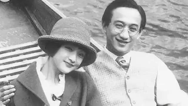 1932年，在徐志摩的葬礼上，陆小曼坚持要将徐志摩的寿衣换成西装。有人小声告诉她