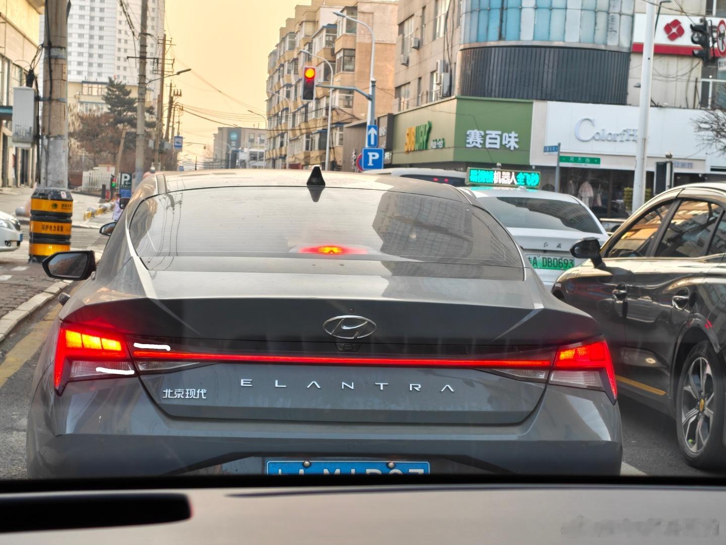 与其像现代Elantra这样，尾灯设计一条直线，工业实现不太好，还不如做成图2这