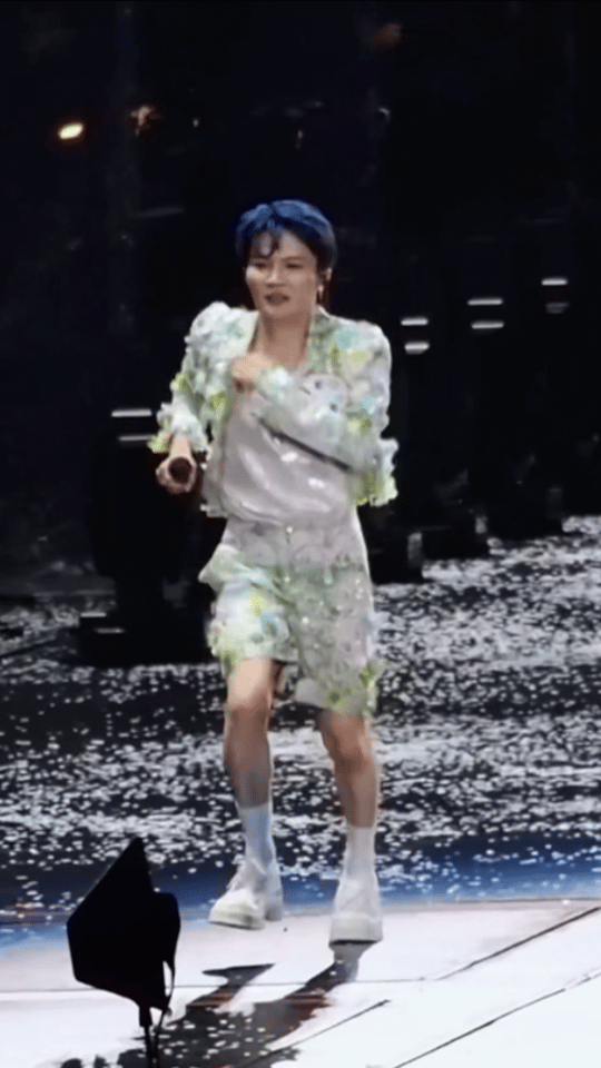 【上海演唱会，#周深把鞋跑飞了#】5月18日，周深上海演唱会大合照环节，为了照顾