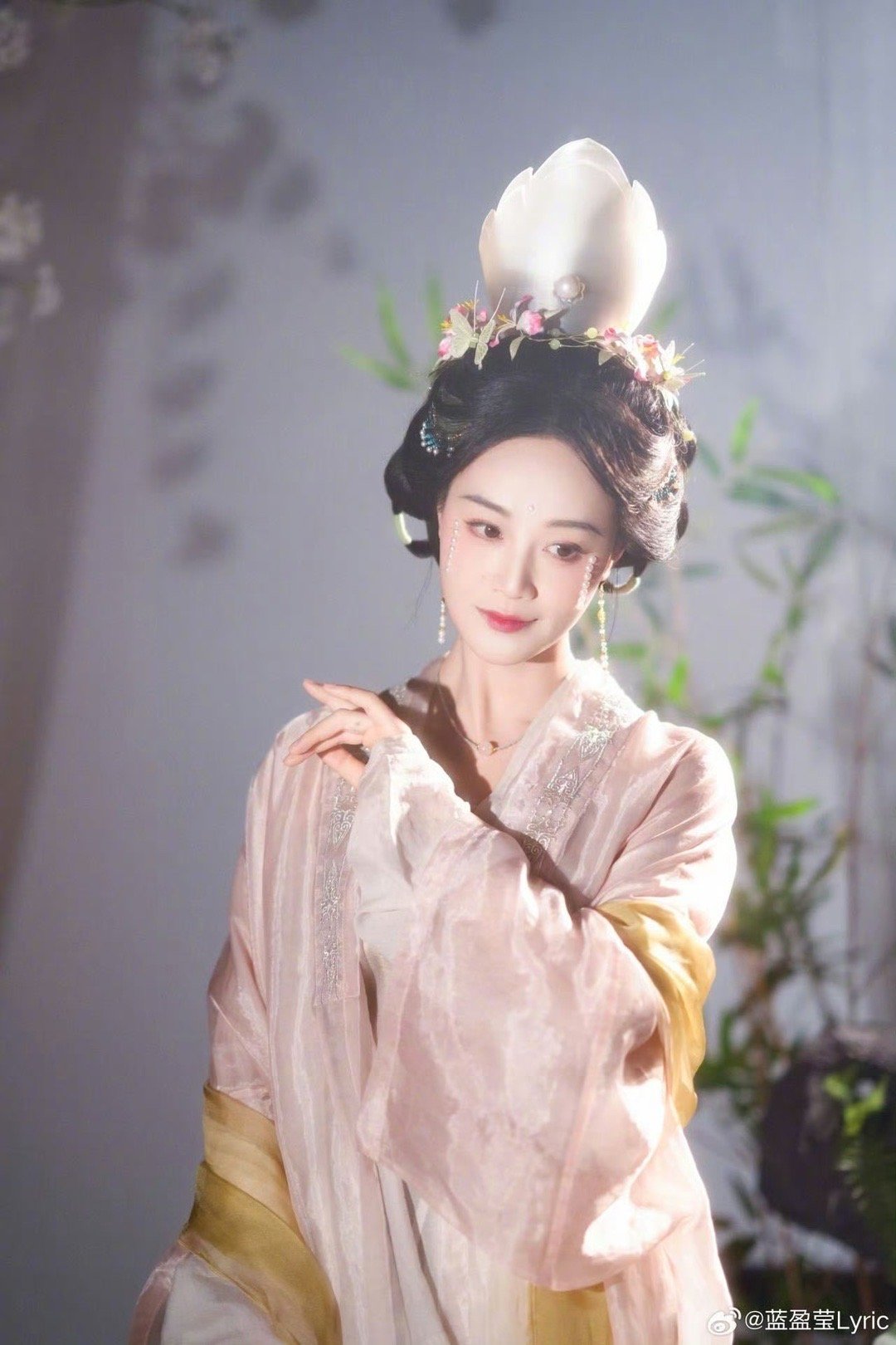 蓝盈莹宋式泪妆美哭了 蓝盈莹这张脸配上宋式妆造，有种天然的契合感。珍珠点在眼角，