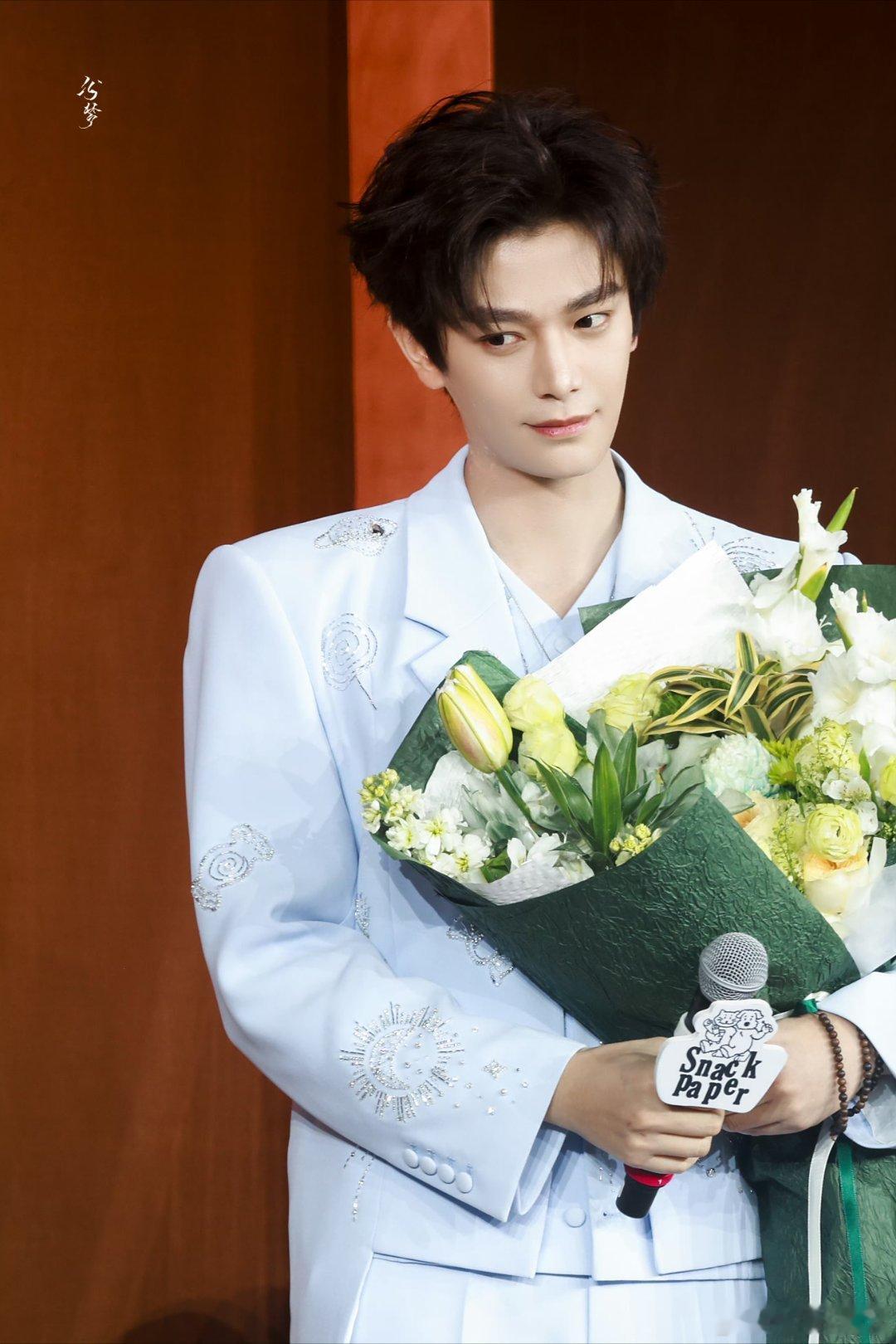 丁禹兮老凤祥品牌全球代言人 dyxbolon眼镜品牌全球代言人丁禹兮 “是寒冬里