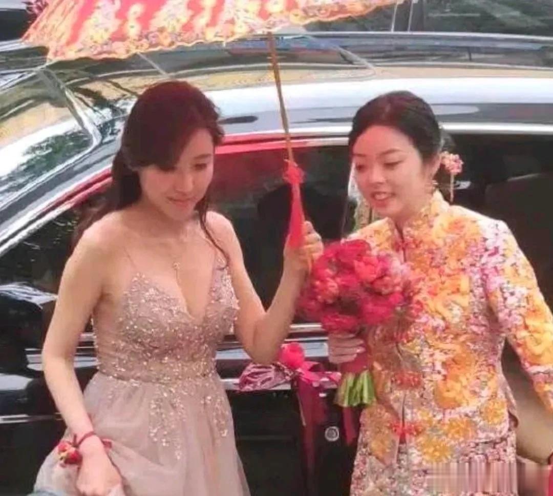 伴娘太抢戏了，比新娘还亮眼[我想静静]伴娘成了婚礼现场的焦点，新娘成了陪衬。新娘