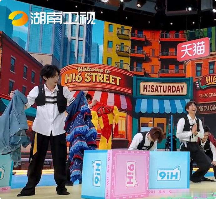 丁程鑫耍帅只需要一秒你好星期六每期节目都被丁程鑫的颜值圈粉，简简单单的状态就格外