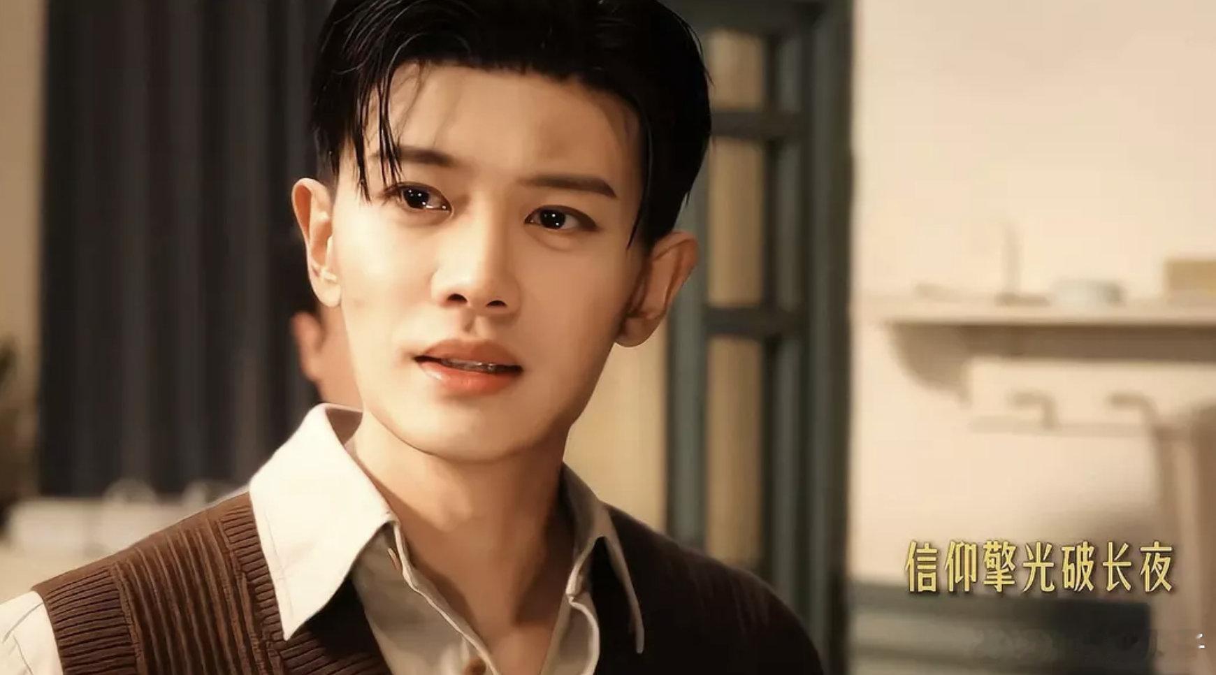 感觉任嘉伦气质越来越好了，长相一直很周正 ​​​