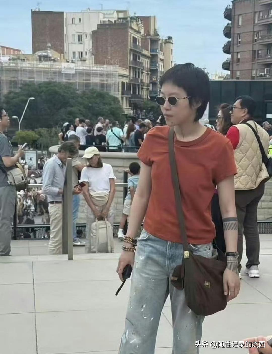 王菲的大女儿窦靖童，颜值比妈妈高，身材也不错，但是在气质这方面看着还是没有王菲耐