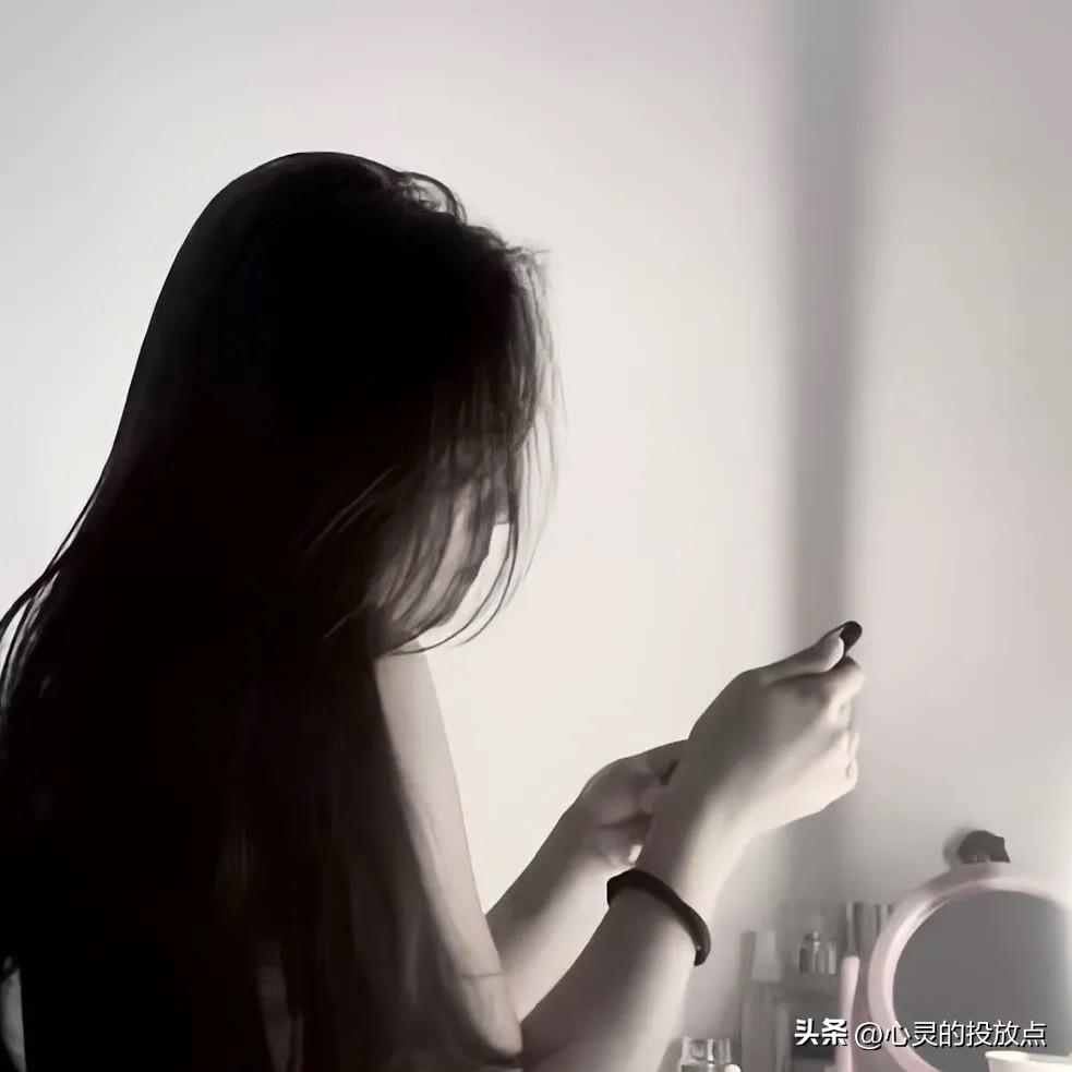一个离婚女人说的话：

一段婚姻里这个男人可以不爱你，也可以失去了热情，但不能允