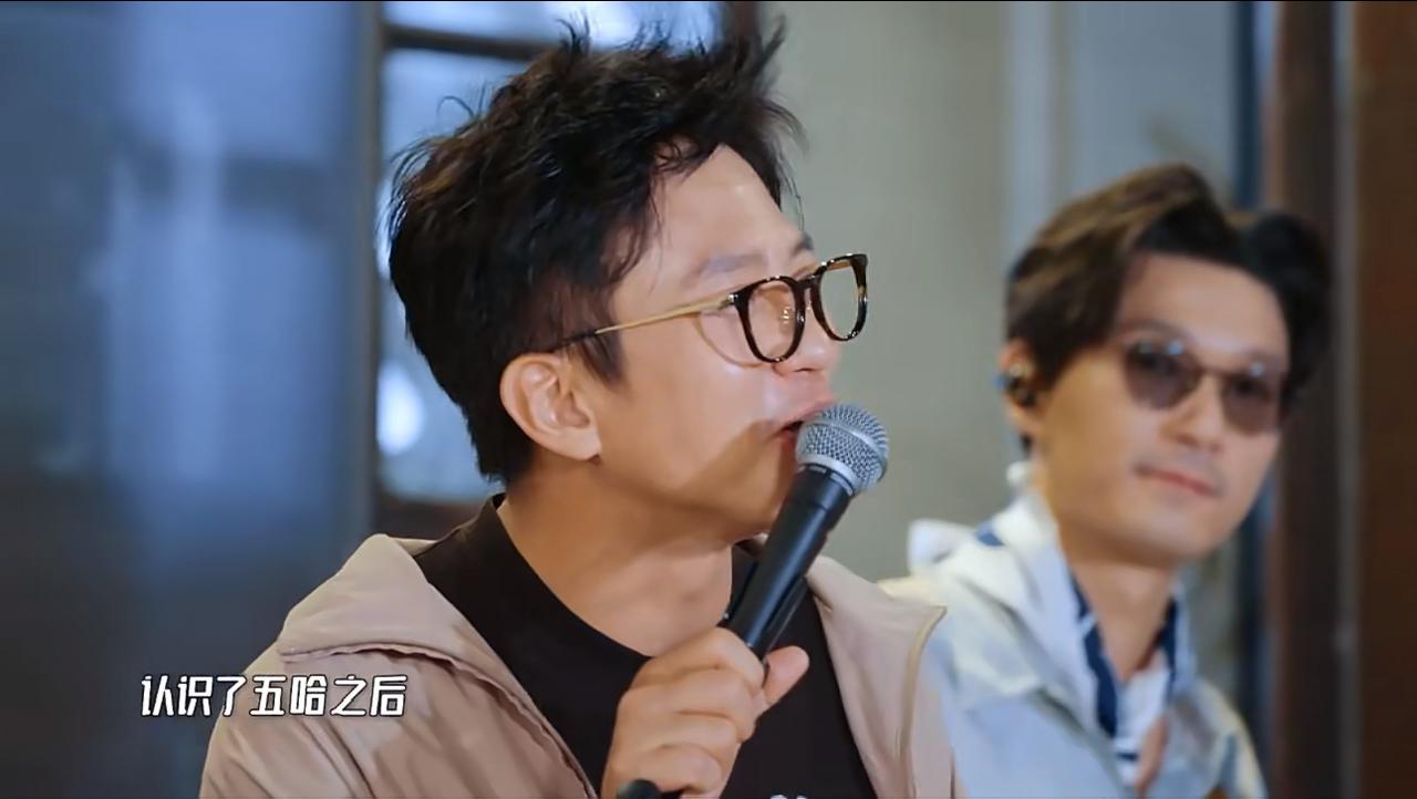 五哈在回春丹的《鲜花》里哭了！
我也泪目了。
先说这首《鲜花》，它的旋律和歌的意