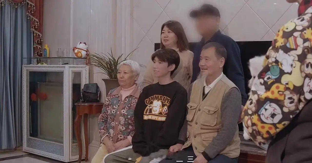 王源 QQ音乐代言人 王源的家庭成员：父亲:王德明，在他工作后也未完全依靠儿子，