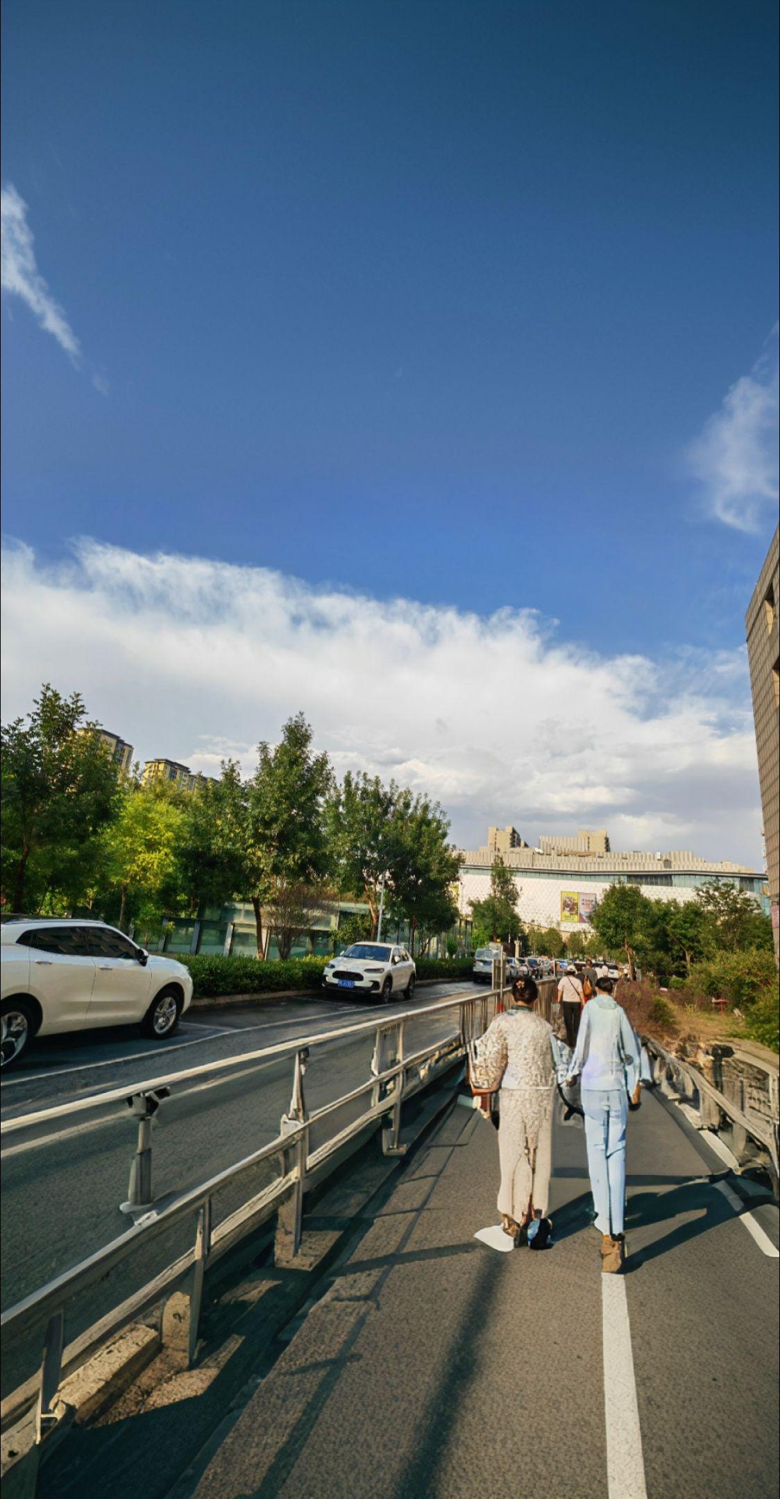 AI扩图 医路前行 蓝天白云如期而至