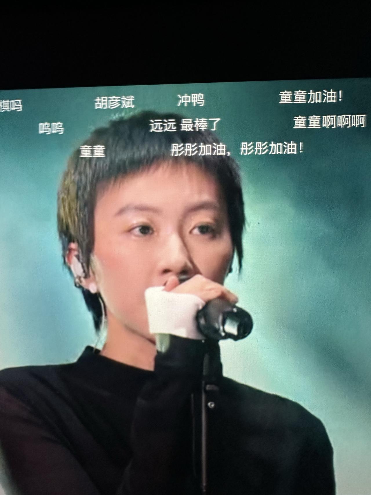 窦靖童一开口再次恍若“王菲附体”。
嗓音里那种空灵又带一点随性的质感，几乎让人恍