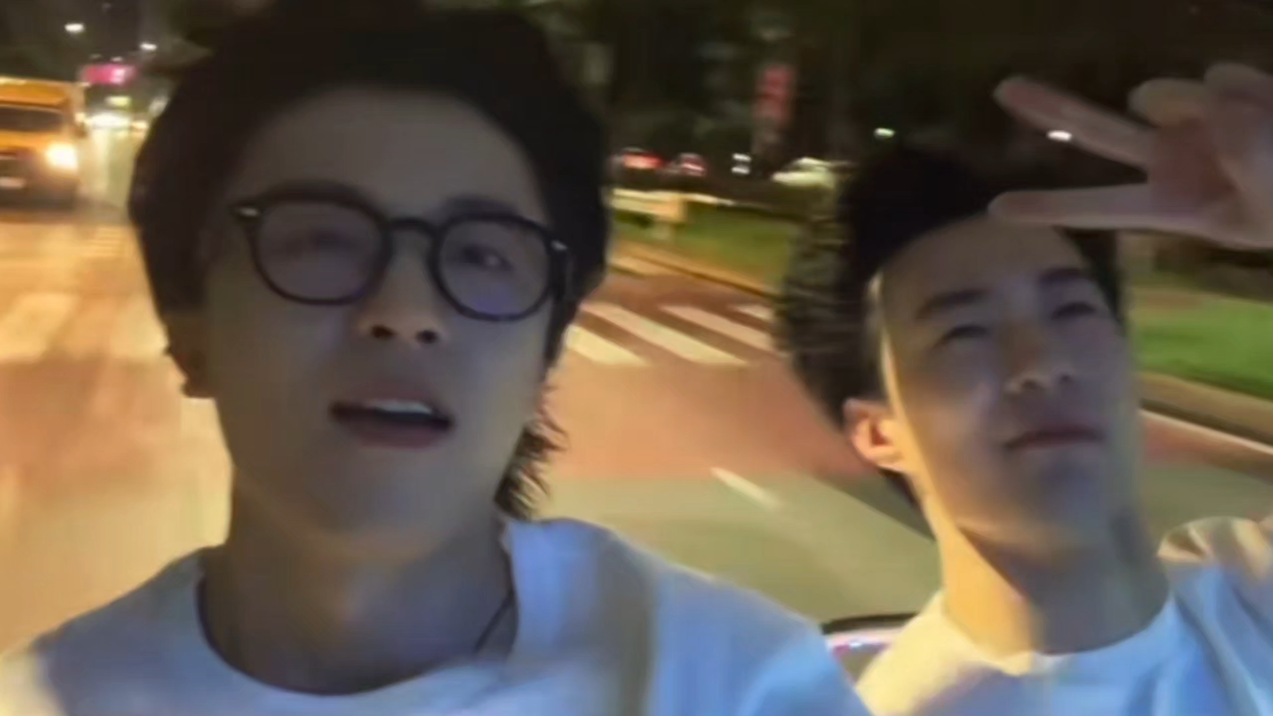 横着飞只是解释了一句嘟嘟到处游，小伯伯就能get到他的意思，只要两个人在一起去逛