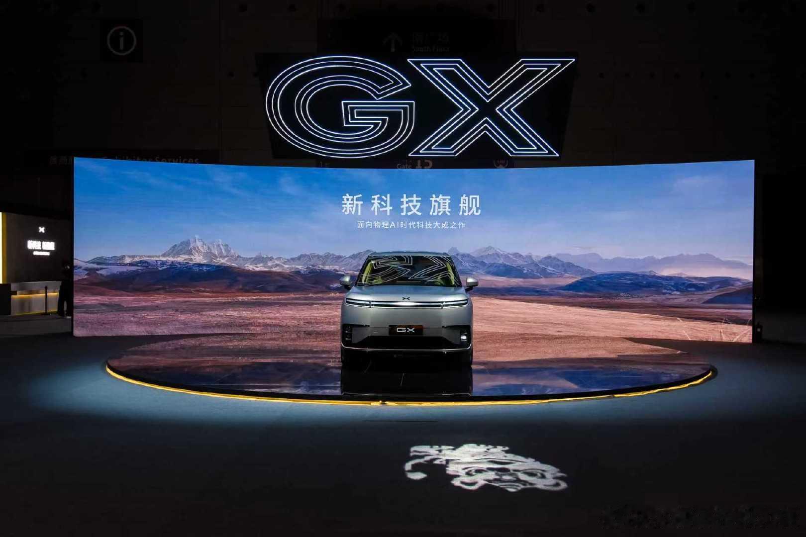 高颜值的车，总是会有很多美女来合影的新科技旗舰小鹏GX今晚预售小鹏GX把四大安全