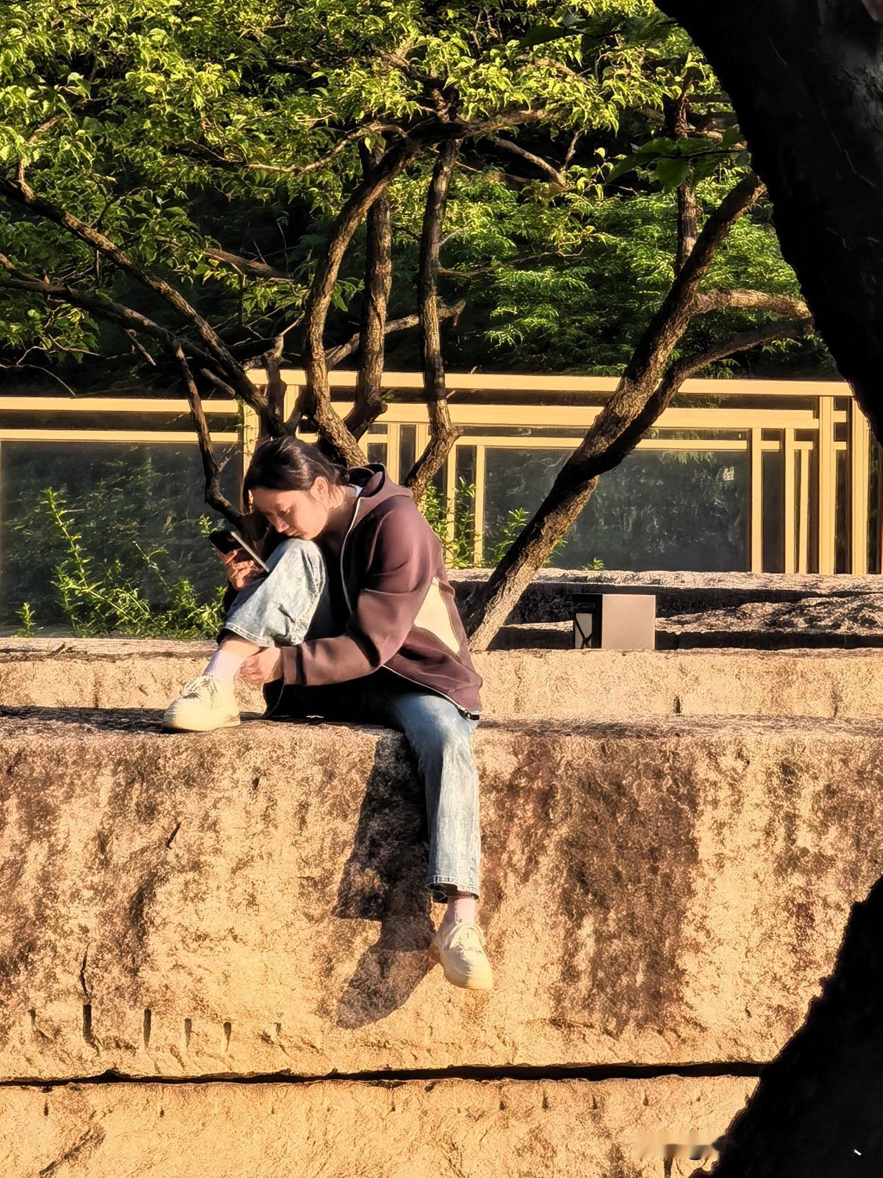 高考后的第二天早晨，考得好的学生习惯性自律与弱弱的松弛感。
高考