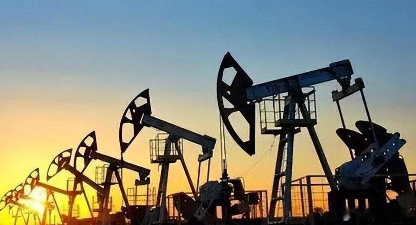 短短几十年，沙特就在朱拜勒、吉达等地建起数十座大型热法海水淡化厂，其中朱拜勒二期